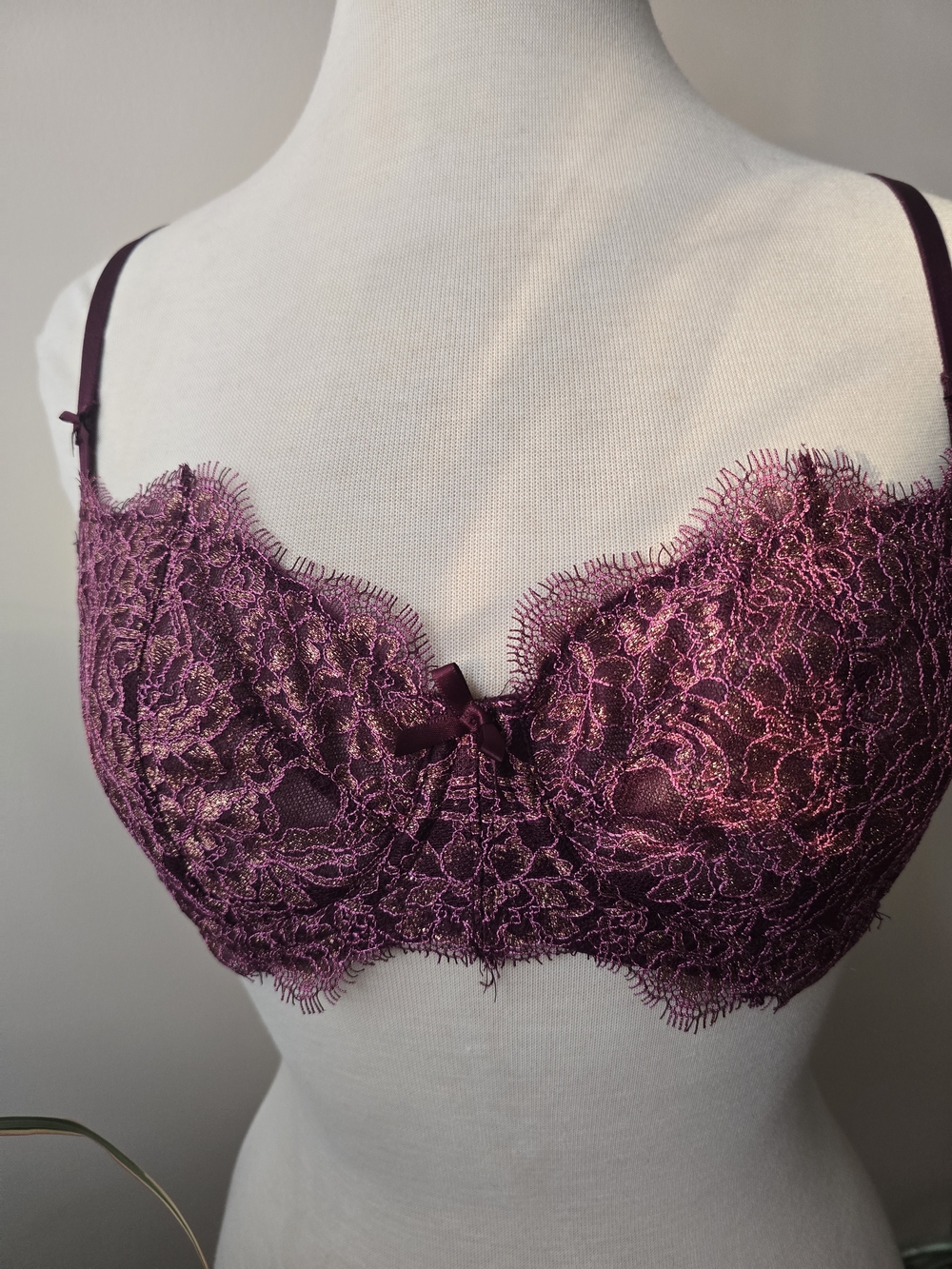 Victoria's Secret Plum Lace Underwire Bra with Bow Detail Size 34D Soft